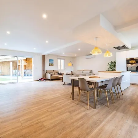 Villa Familiale Avec Piscine Et Salle De Jeux *