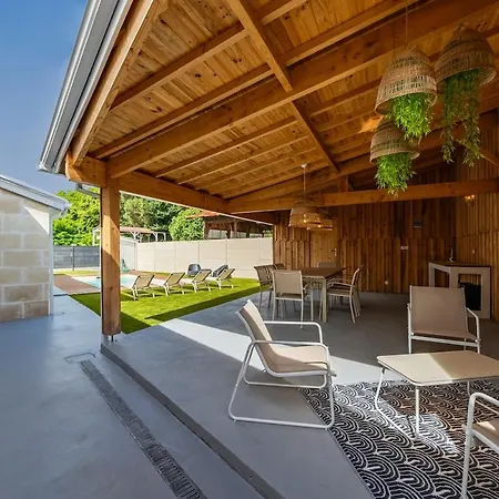Villa Familiale Avec Piscine Et Salle De Jeux Roaillan