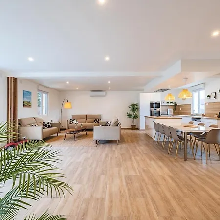 Familiale Avec Piscine Et Salle De Jeux