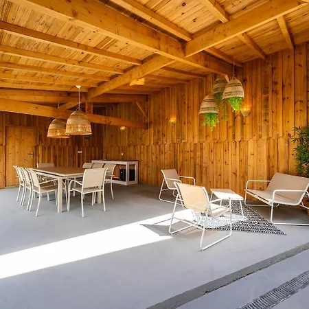 Familiale Avec Piscine Et Salle De Jeux Roaillan