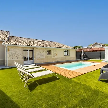 Familiale Avec Piscine Et Salle De Jeux * Roaillan