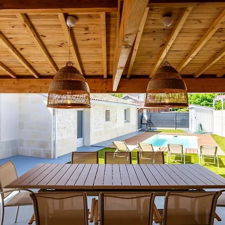 Familiale Avec Piscine Et Salle De Jeux *