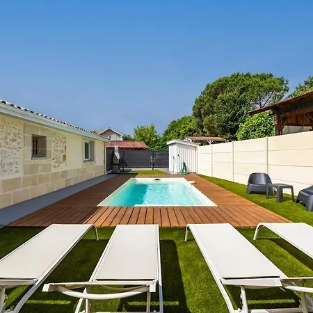 Familiale Avec Piscine Et Salle De Jeux Roaillan